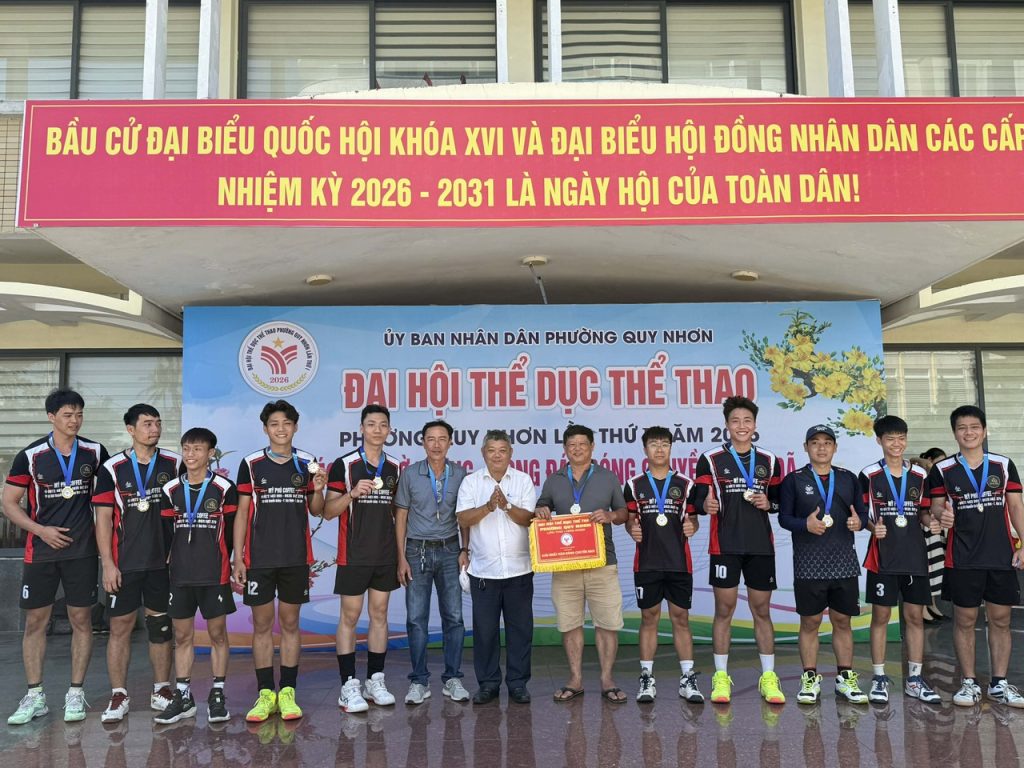 Thầy trò tham giai các giải khai xuân